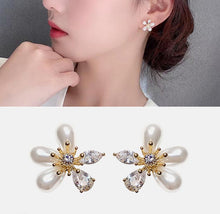 Load image into Gallery viewer, Dainty Gold Pearl Flower Stud Earrings