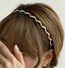 Load image into Gallery viewer, Minimalist Twisted Pearl headband