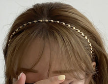 Load image into Gallery viewer, Minimalist Twisted Wave headband