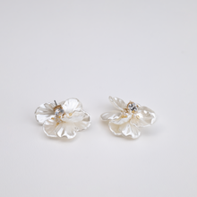 Load image into Gallery viewer, Zoe Statement Pearl Dangling Wedding Earrings