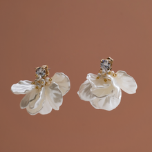 Load image into Gallery viewer, Zoe Statement Pearl Dangling Wedding Earrings