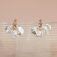 Load image into Gallery viewer, Zoe Statement Pearl Dangling Wedding Earrings