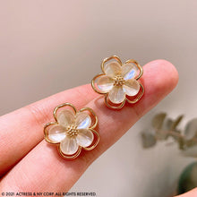 Load image into Gallery viewer, Dainty Gold Pearl Flower Stud Earrings