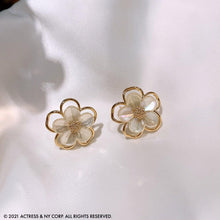 Load image into Gallery viewer, Dainty Gold Pearl Flower Stud Earrings