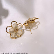 Load image into Gallery viewer, Dainty Gold Pearl Flower Stud Earrings