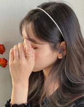 Load image into Gallery viewer, Minimalist Classic Pearl Headband Wedding Hair Accessory