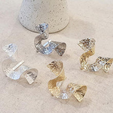 Load image into Gallery viewer, Wave Metal Ponytail Cuff