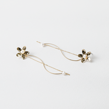 Load image into Gallery viewer, Delicate Flower Drop earrings with Pearls