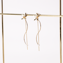 Load image into Gallery viewer, Delicate Flower Drop earrings with Pearls