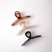 Load image into Gallery viewer, Glossy Twisted Hair Clips