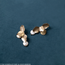 Load image into Gallery viewer, Odette Modern Gold Flower Drop Earrings with Fresh Water Pearl