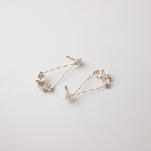 Load image into Gallery viewer, Cluster Simple Pearl Flower Drop Earrings