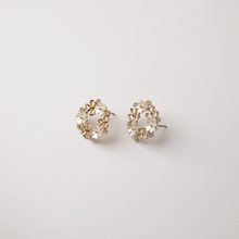 Load image into Gallery viewer, Cluster Pearl Flower Stud Earrings