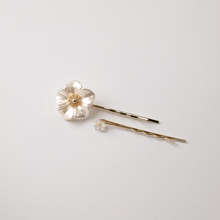 Load image into Gallery viewer, Dainty Gold Pearl Flower Hair Pins