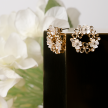 Load image into Gallery viewer, Cluster Pearl Flower Stud Earrings