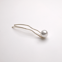 Load image into Gallery viewer, Oversized Pearl Hair Stick/ Bun Holder