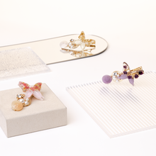 Load image into Gallery viewer, Butterfly Pressed Flowers Pearl Hair Clip