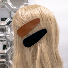 Load image into Gallery viewer, Oversized Velvet Snap Hair Clip

