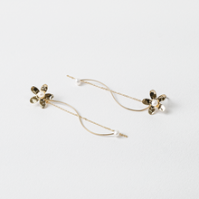 Load image into Gallery viewer, Delicate Flower Drop earrings with Pearls
