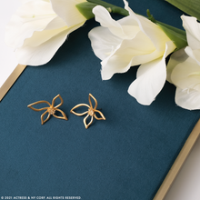 Load image into Gallery viewer, Dainty Large Flower Stud Earrings in Gold/ Silver
