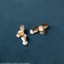 Load image into Gallery viewer, Odette Modern Gold Flower Drop Earrings with Fresh Water Pearl
