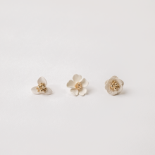Load image into Gallery viewer, Meline Dainty White Flower Stud Earrings
