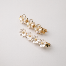 Load image into Gallery viewer, Daisy Flower Pearl Hair Pins

