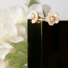 Load image into Gallery viewer, Dainty Flower Stud Earrings with Pearl
