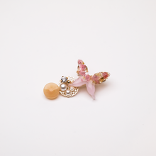 Load image into Gallery viewer, Butterfly Pressed Flowers Pearl Hair Clip
