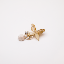 Load image into Gallery viewer, Butterfly Pressed Flowers Pearl Hair Clip
