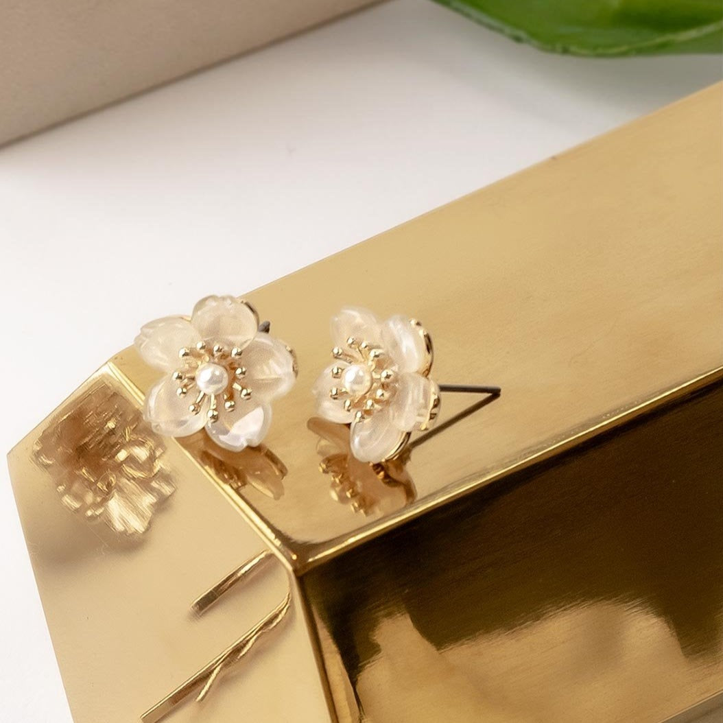 Dainty Flower Stud Earrings with Pearl